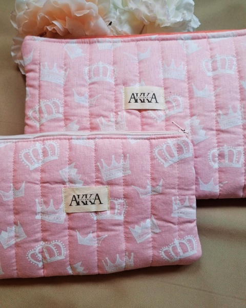 Kosmetyczka damska pikowana korony na różowym średnia