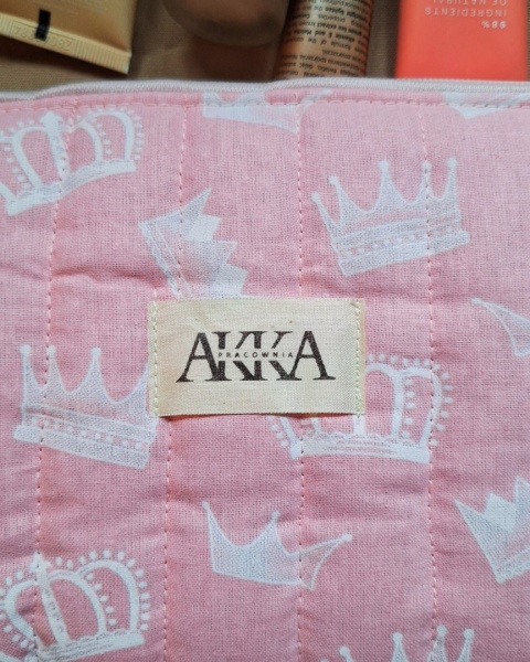 Kosmetyczka damska pikowana korony na różowym średnia