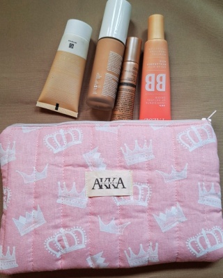 Kosmetyczka damska pikowana korony na różowym średnia