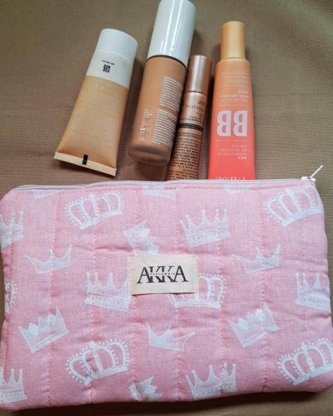 Kosmetyczka damska pikowana korony na różowym średnia