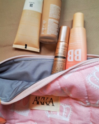 Kosmetyczka damska pikowana korony na różowym średnia