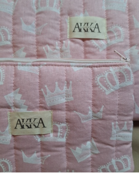 Kosmetyczka damska pikowana korony na różowym średnia