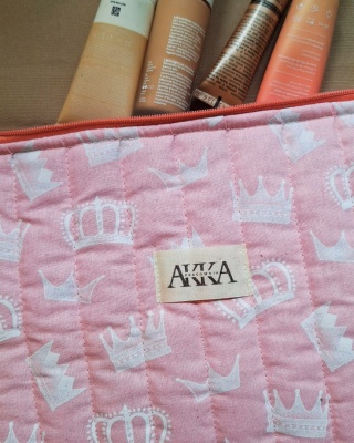 Kosmetyczka damska pikowana korony na różowym duża