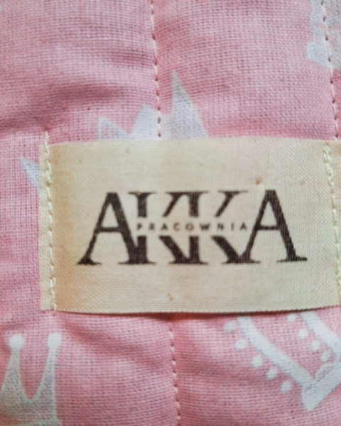 Kosmetyczka damska pikowana korony na różowym duża