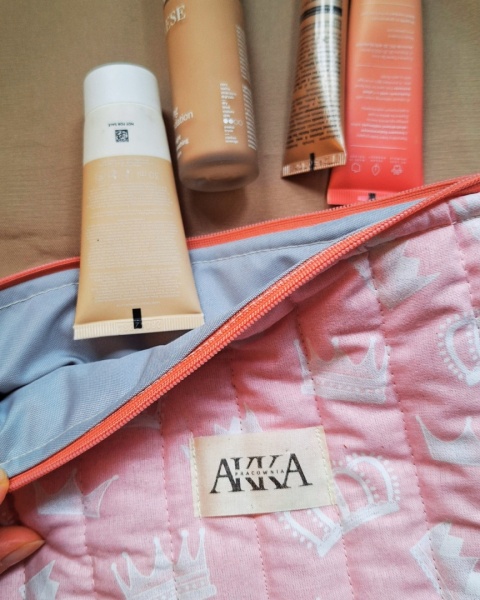 Kosmetyczka damska pikowana korony na różowym duża