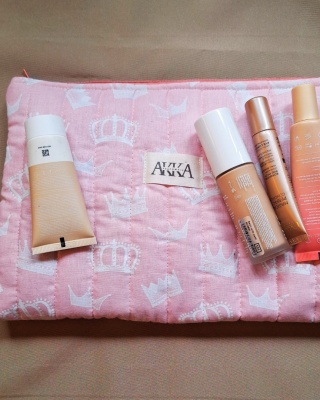 Kosmetyczka damska pikowana korony na różowym duża