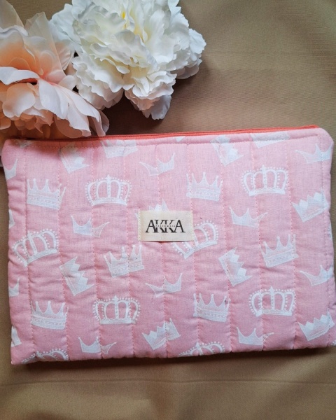 Kosmetyczka damska pikowana korony na różowym duża
