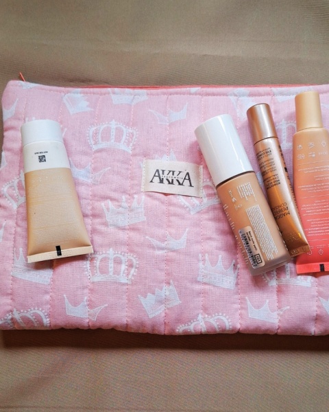 Kosmetyczka damska pikowana korony na różowym duża