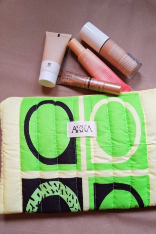 Kosmetyczka damska pikowana zielone z żółtym czarne wzory