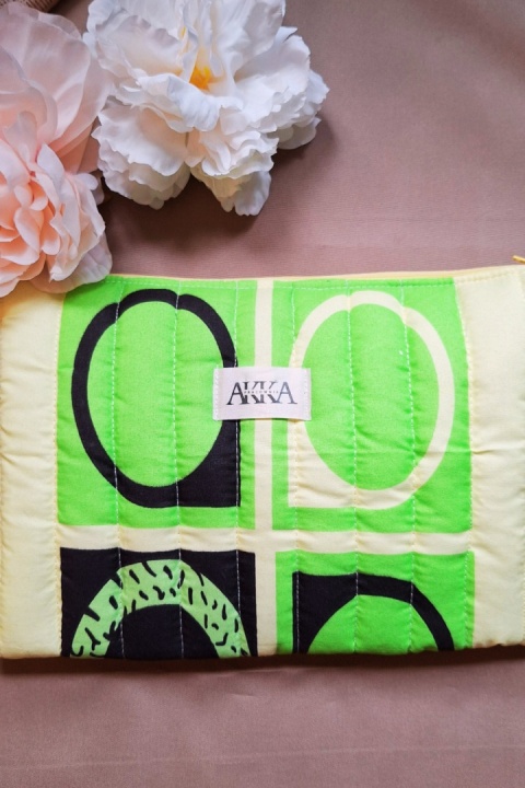 Kosmetyczka damska pikowana zielone z żółtym czarne wzory