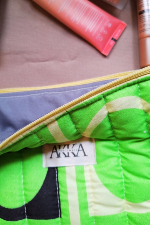 Kosmetyczka damska pikowana zielone z żółtym czarne wzory