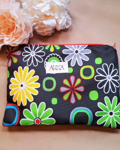 Kosmetyczka kwiaty na graficie