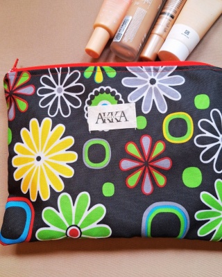 Kosmetyczka kwiaty na graficie