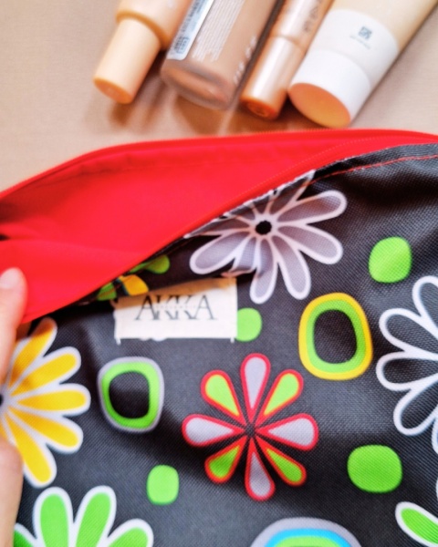 Kosmetyczka kwiaty na graficie