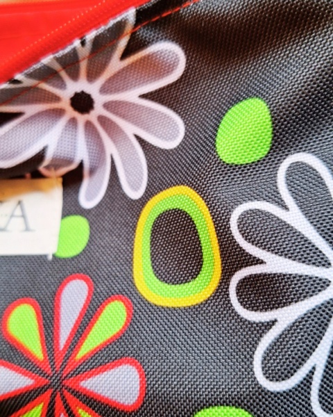 Kosmetyczka kwiaty na graficie