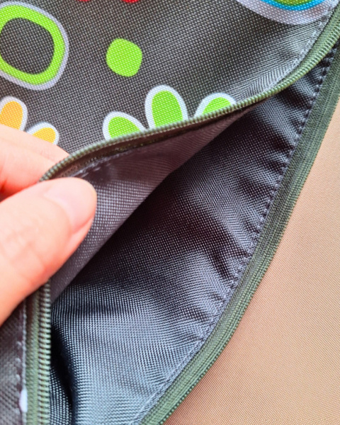 Kosmetyczka pojemna kwiaty na graficie Kosmetyczka pojemna kwiaty na graficie