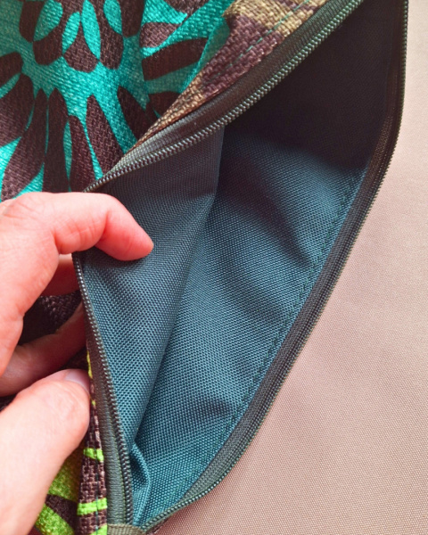 Kosmetyczka pojemna kwiaty na brązie Kosmetyczka pojemna kwiaty na brązie