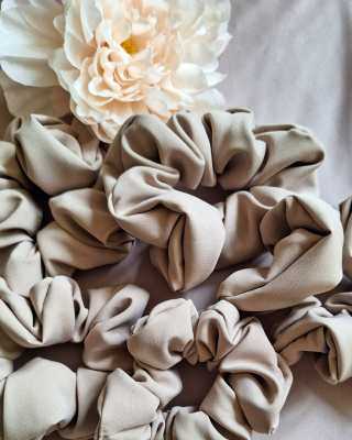 Scrunchie gumka do włosów marchiano beż