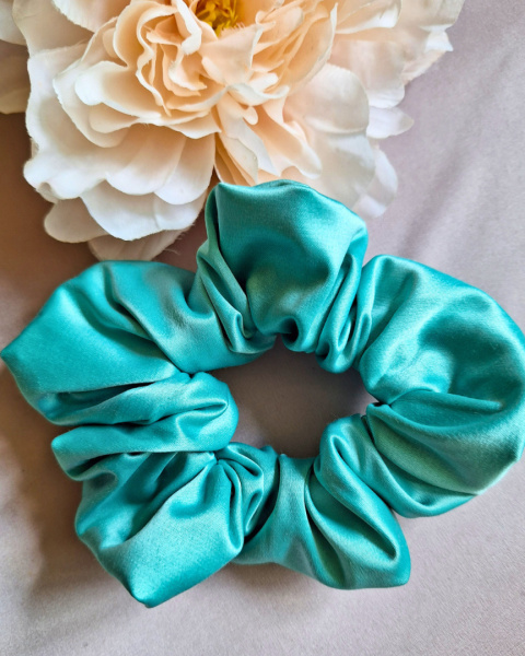 Scrunchie gumka do włosów satynowa mięta Scrunchie gumka do włosów satynowa mięta