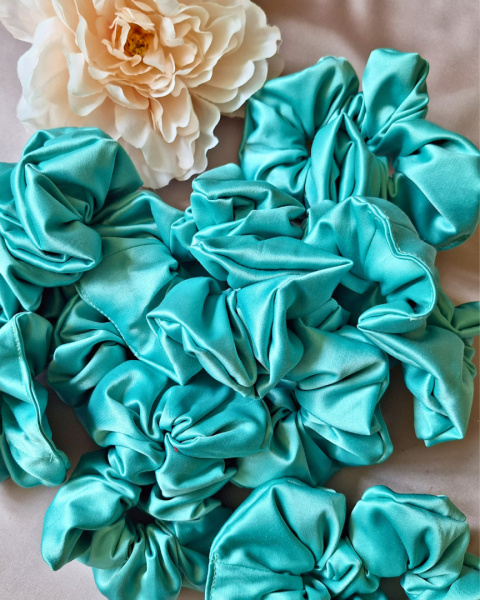 Scrunchie gumka do włosów satynowa mięta Scrunchie gumka do włosów satynowa mięta