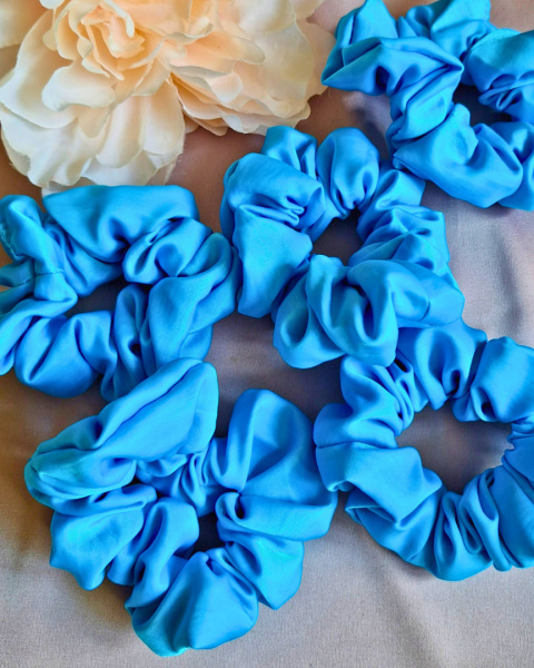 Scrunchie gumka do włosów satynowa celeste - niebieski Scrunchie gumka do włosów satynowa celeste - niebieski