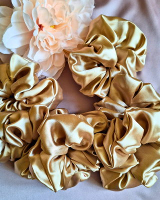 Scrunchie gumka do włosów satynowa złota