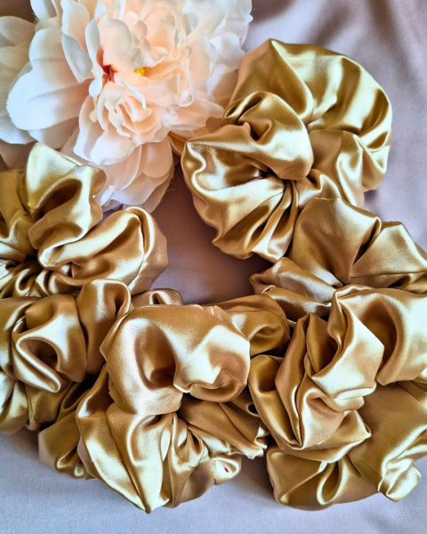 Scrunchie gumka do włosów satynowa złota Scrunchie gumka do włosów satynowa złota